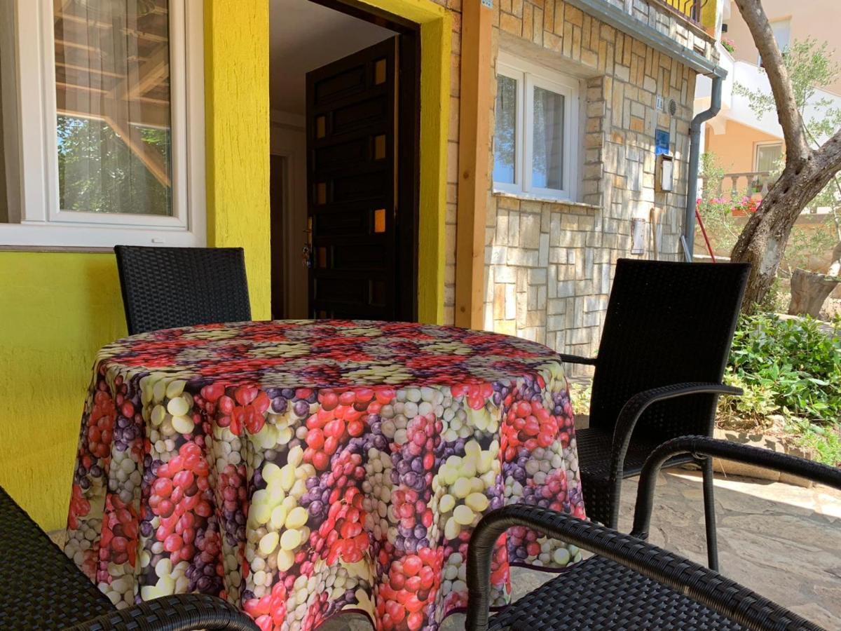 Katy'S Place Krk Town Exterior photo